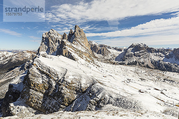 Landschaftliche Ansicht des Seceda-Gipfels und der Berge gegen den Himmel im Winter  Italien
