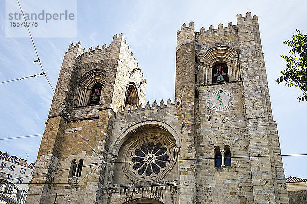 Niedrigwinkelansicht der Kathedrale von Lissabon in der Stadt  Portugal