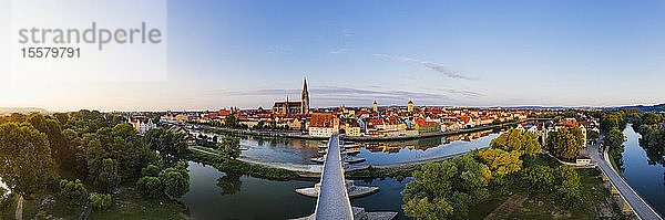 Panoramaaufnahme der Steinbrücke über die Donau in Regensburg  Bayern  Deutschland
