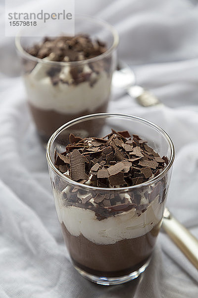 Gläser mit Schichtschokoladen-Dessert