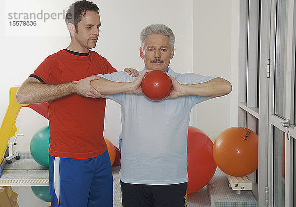 Deutschland  Nürnberg  Fitnesstrainerin gibt Training für Senioren