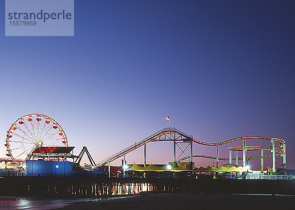 USA  Kalifornien  Los Angeles  Blick auf Vergnügungspark am Strand am Abend