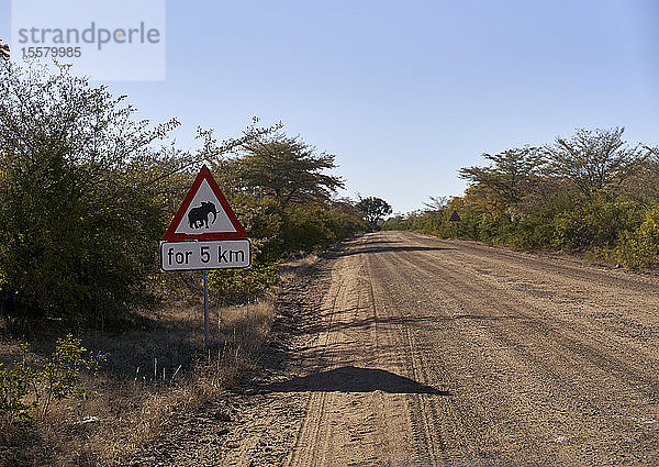 Vorsicht vor Elefantenschildern am Feldweg im Bwabwata-Nationalpark  Namibia