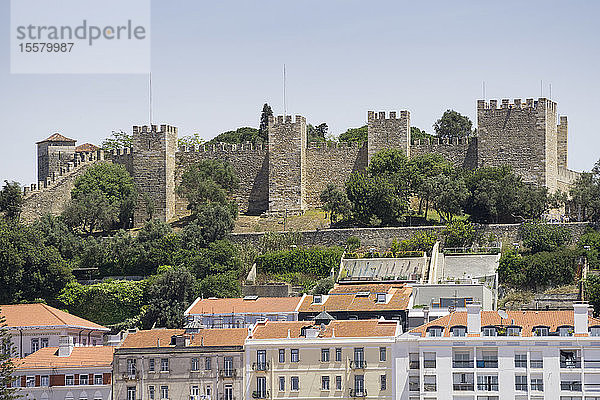 Castelo Sao Jorge und Gebäude gegen den klaren Himmel  Lissabon  Portugal