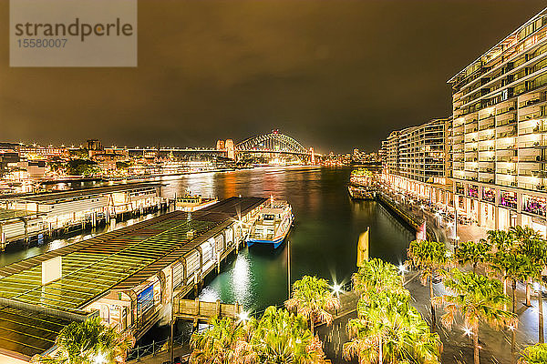 Beleuchteter Circular Quay gegen den nächtlichen Himmel in Sydney  Australien