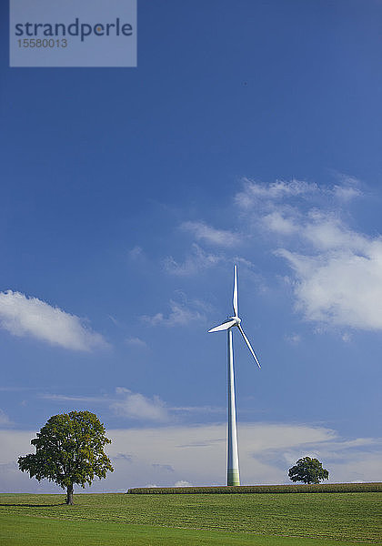 Deutschland  Windkraftanlage auf Landschaft
