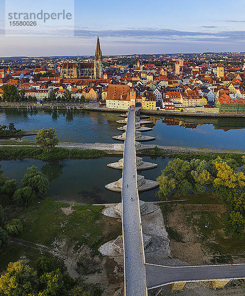 Luftaufnahme der Steinernen Brücke über die Donau in Regensburg  Bayern  Deutschland