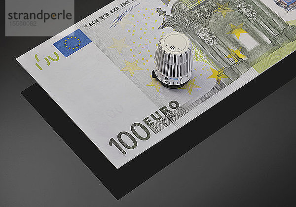 Thermostatventil auf 100-Euro-Schein  Nahaufnahme