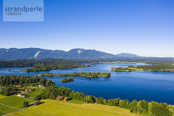 Schöne Aussicht auf den Staffelsee und die Insel Buchau  Bayerische Alpen  Deutschland