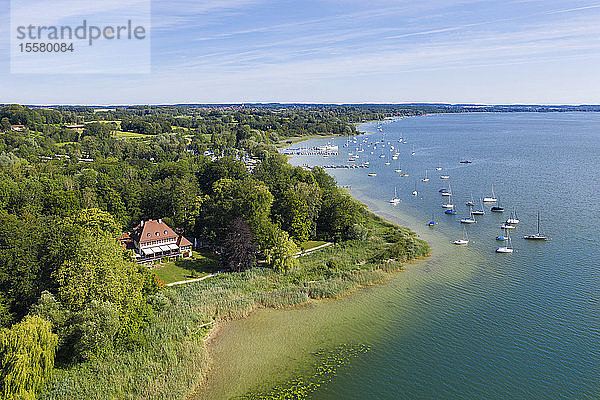 Hochwinkelansicht des Restaurants Old Mansion am Ammersee  Bayern  Deutschland