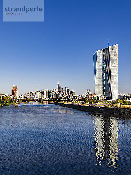Blick auf den Main bei klarem Himmel in Frankfurt  Deutschland