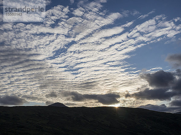 Tiefwinkelansicht des Silhouettenberges vor bewölktem Himmel bei Sonnenuntergang  Schottland  Großbritannien