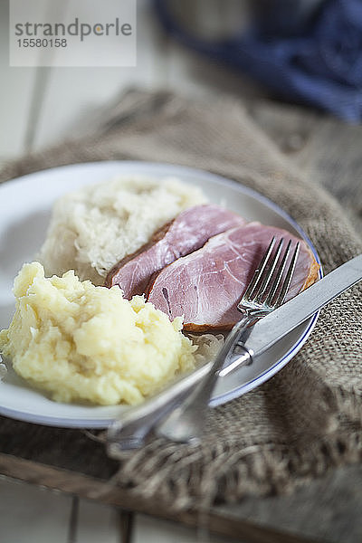 Sauerkraut  Kartoffelpüree und Kassler  geräucherte Schweinekoteletts  auf Platte  Studio