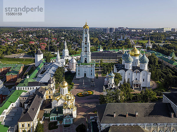 Dreifaltigkeitslavra des heiligen Sergius gegen den klaren Himmel in Sergiev Posad  Moskau  Russland