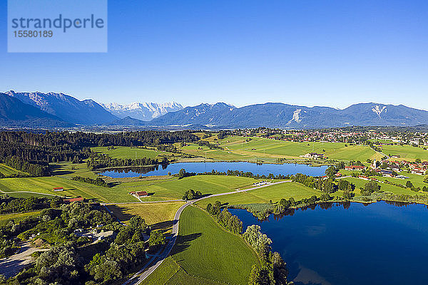 Idyllischer Blick auf Seen in den bayerischen Alpen  Deutschland bei strahlend blauem Himmel