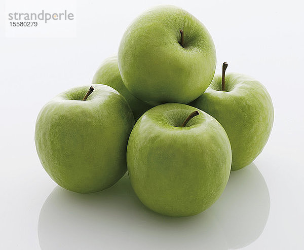 Grüne Äpfel auf weißem Hintergrund