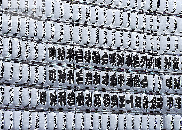 Japan  Tokio  japanische Schriftzeichen auf Papierlaternen