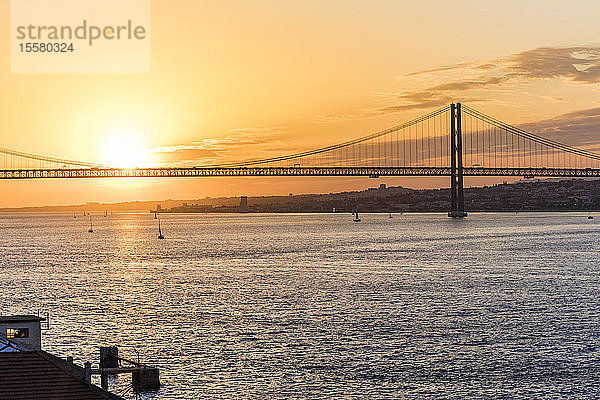 25. April Brücke über den Tejo gegen den Himmel bei Sonnenuntergang in Lissabon  Portugal