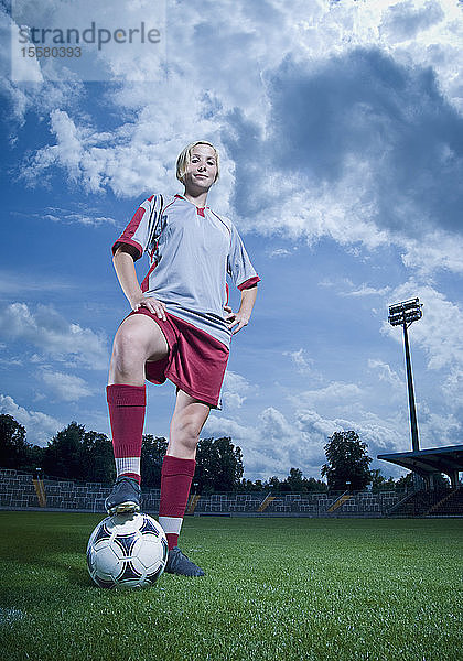 Deutschland  Augsburg  Fußballspieler auf Fußballplatz stehend  Porträt