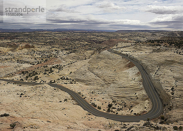 USA  Colorado  Blick auf Straße durch felsige Landschaft