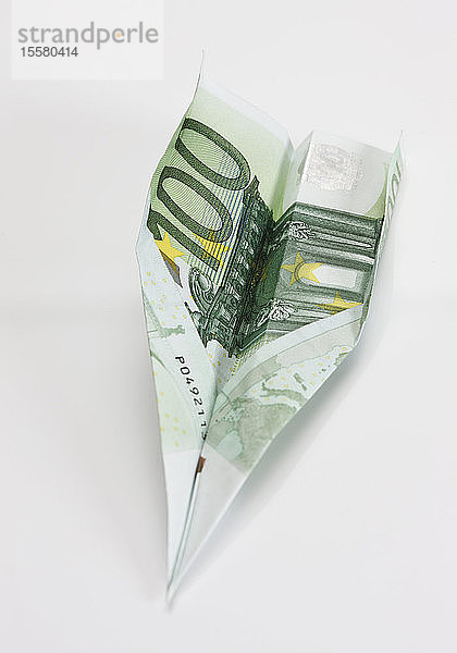 Papierflugzeug aus 100-Euro-Schein
