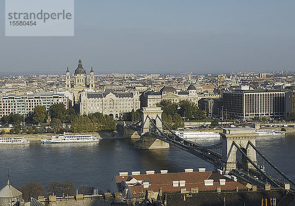 Ungarn  Budaperst  Ansicht der Kettenbrücke über die Donau mit der Stadt im Hintergrund
