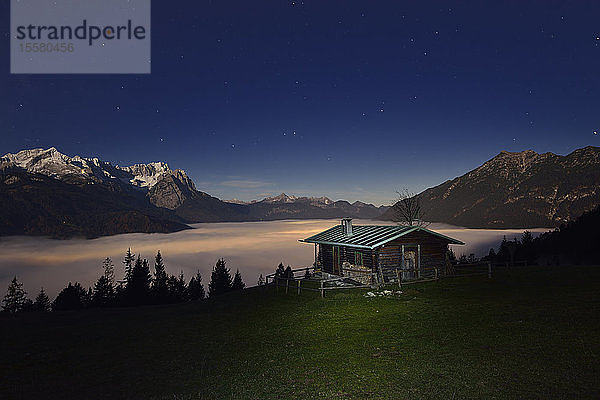 Blockhaus am Mt. Wank mit schöner Zugspitze und Wolkenlandschaft bei Nacht  Bayern  Deutschland