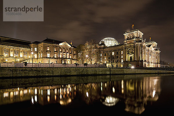 Deutschland  Berlin  Ansicht des Reichstagsgebäudes bei Nacht