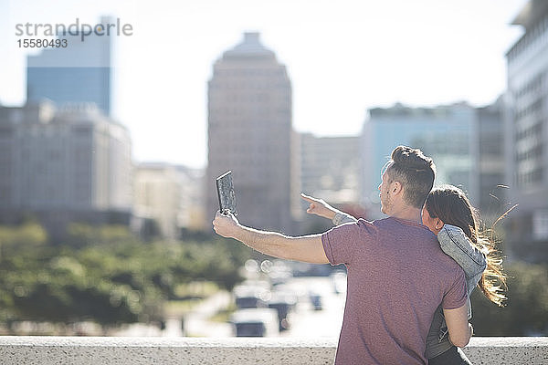 Junges Paar beim Fotografieren mit einem digitalen Tablett