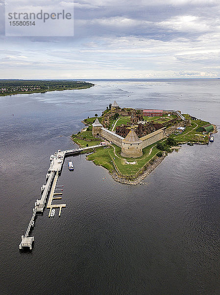 Luftaufnahme der Festung Oreshek auf der Insel Orekhovets gegen bewölkten Himmel  Shlisselburg  Russland