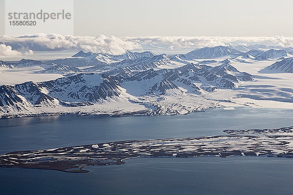 Europa  Norwegen  Spitzbergen  Blick auf schneebedeckte Berge