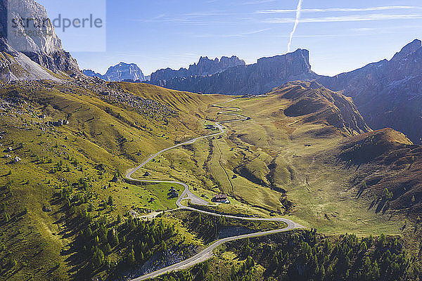 Luftaufnahme des Giau-Passes und der Berge  Belluno  Italien