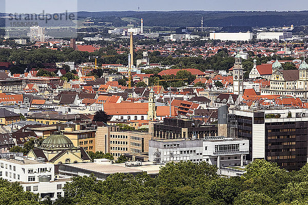Luftaufnahme der Augsburger Stadtlandschaft an einem sonnigen Tag  Deutschland