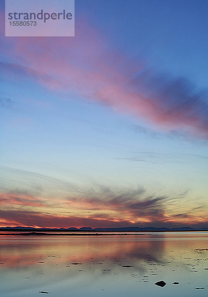 Island  Blick auf das Meer bei Sonnenuntergang