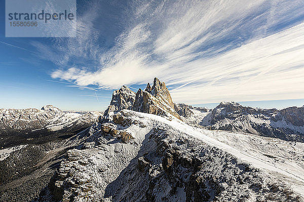 Seceda-Gipfel und schneebedeckte Berge gegen den Himmel  Italien