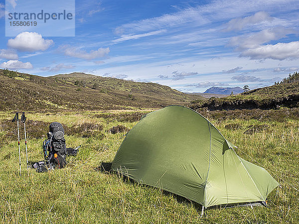 Zelt auf Grasland vor blauem Himmel bei sonnigem Wetter  Schottland  Großbritannien