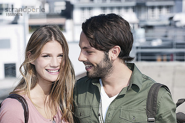 Deutschland  Köln  Junges Paar lächelt
