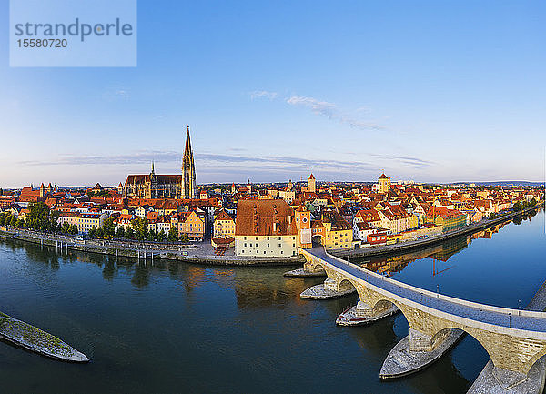 Luftaufnahme der Steinernen Brücke über die Donau gegen den Himmel bei Regensburg  Bayern  Deutschland