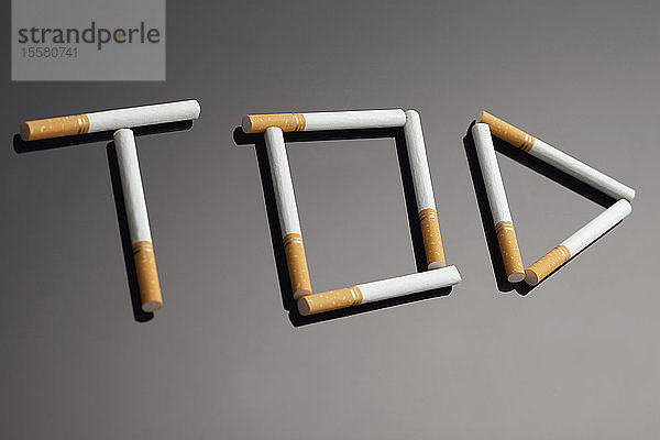 Zigaretten bilden das Wort Tod  Nahaufnahme
