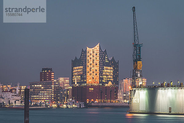 Illuminierte Elbphilharmonie an der Elbe gegen den Himmel in Hamburg in der Abenddämmerung  Deutschland