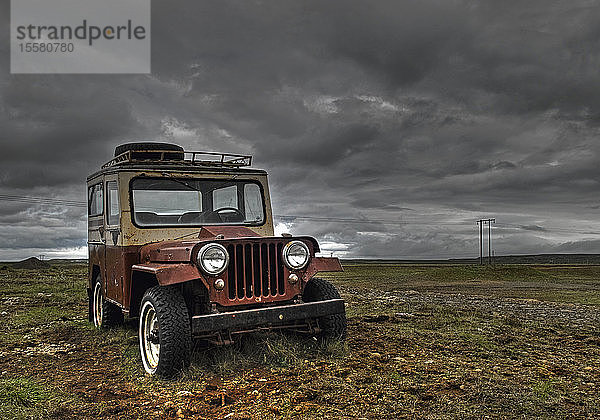 Island  Alter Jeep auf rauer Landschaft