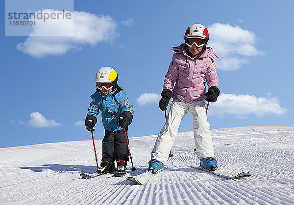 Schweiz  Junge und Mädchen beim Skifahren im Schnee