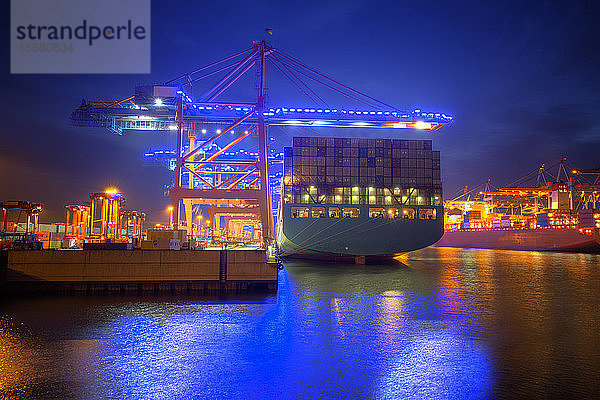 Deutschland  Hamburg  Kreuzfahrttage  Hamburger Hafen  Containerhafen  Containerschiff bei Nacht