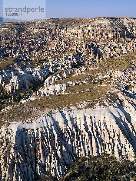 Drohnenansicht des Roten Tals vor klarem blauen Himmel in Goreme  Kappadokien  Türkei