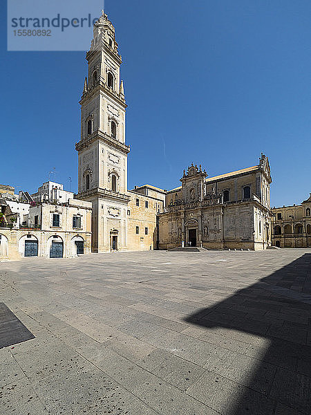 Außenansicht der Kathedrale von Lecce bei strahlend blauem Himmel an einem sonnigen Tag  Italien