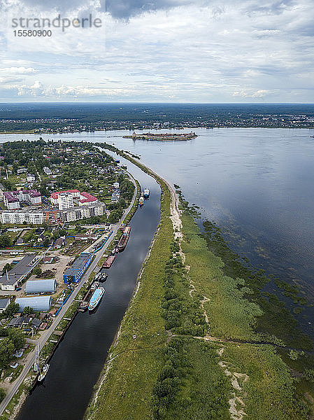 Luftaufnahme des Flusses Newa in der Stadt bei bewölktem Himmel  Shlisselburg  Russland
