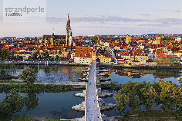 Luftaufnahme der Steinernen Brücke über die Donau in Regensburg  Bayern  Deutschland