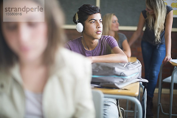 Schüler tragen Kopfhörer im Klassenzimmer