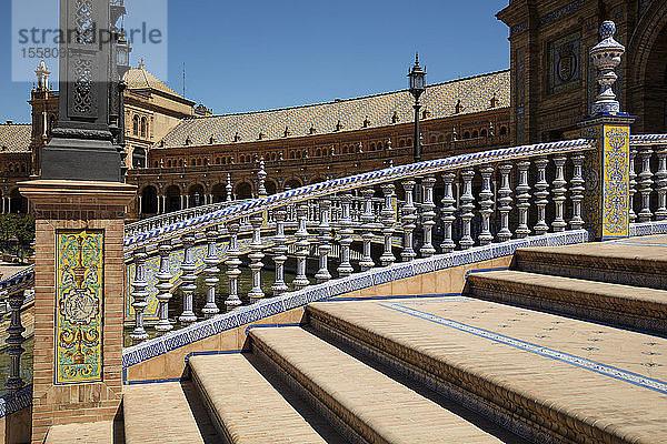 Geländer mit Keramikfliesen auf der Plaza de Espana  Andalusien  Spanien