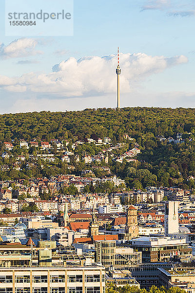 Gebäude mit Fernsehturm Stuttgart im Hintergrund gegen den Himmel  Deutschland